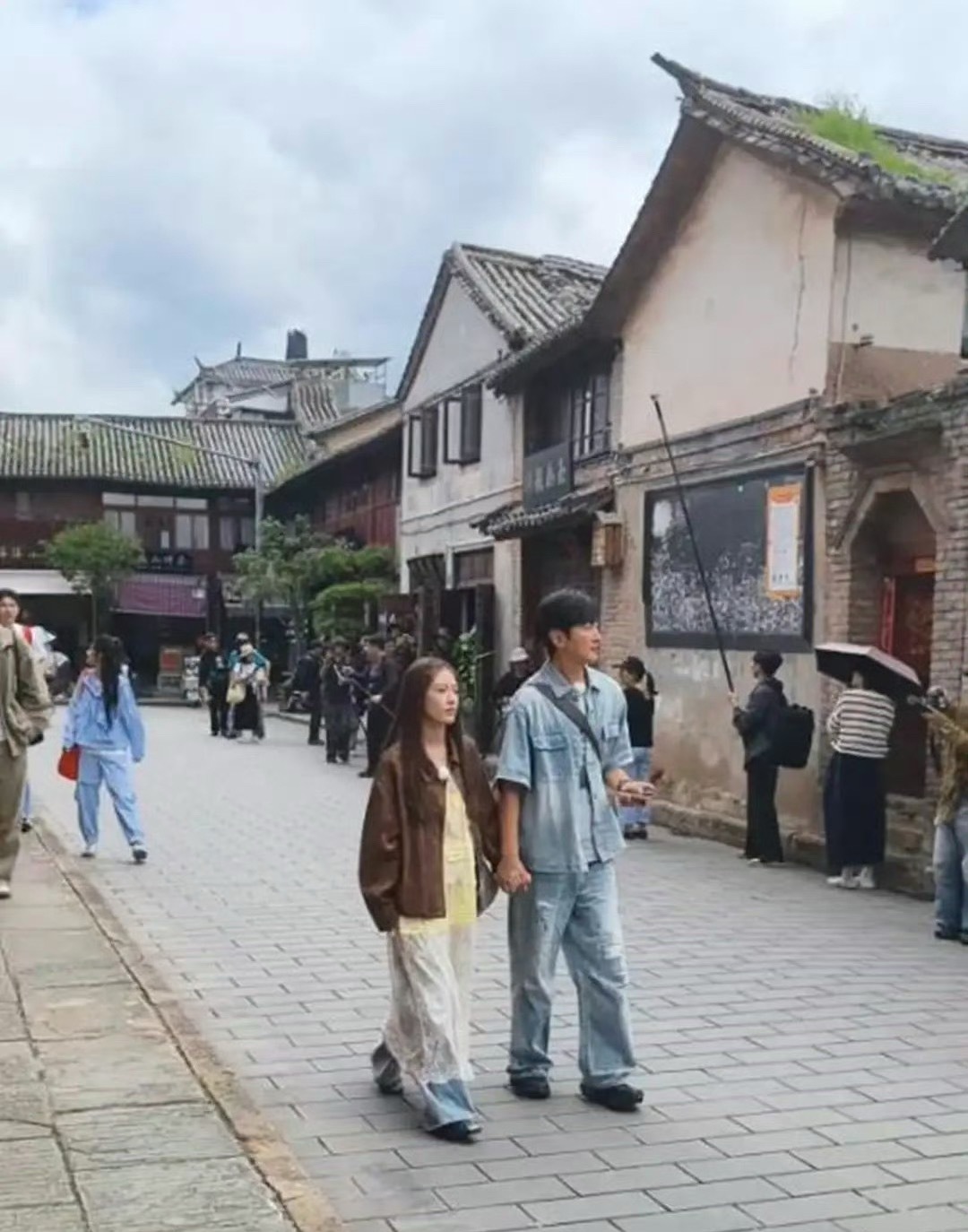 高梓淇恋情看到这个热搜还有点恍惚，当年两个人的故事很多人都关注过。如今一个被拍到