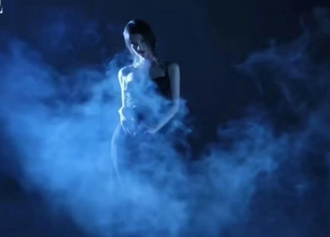 鞠婧祎ELLE美人图以《雍正十二美人图》为灵感，重塑东方当代美人图。窗格、书卷、