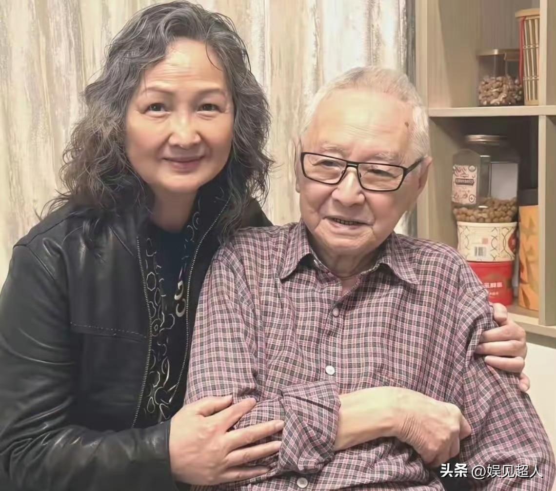 想当年在《红楼梦》里，平儿可比王熙凤年轻多了，看着水灵又显小，凤姐那时候反倒成熟