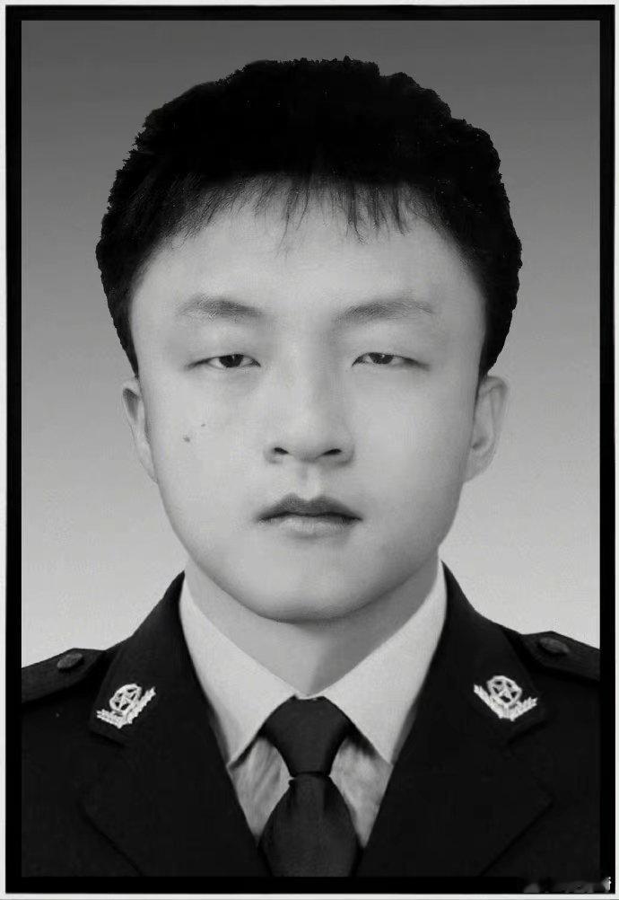 辅警余俊在下水施救轻生群众时，不幸因公牺牲，终年仅22岁。藏蓝不分深浅，英雄没有