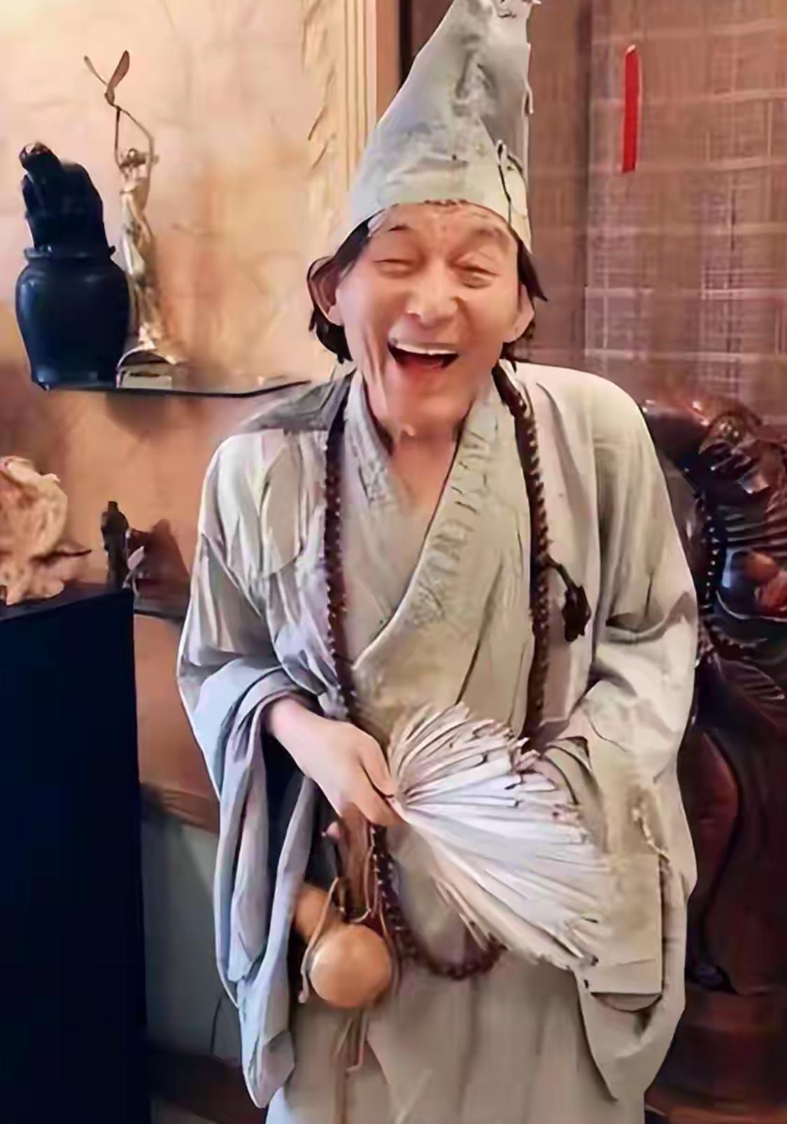 摇一把破蒲扇，嬉笑怒骂渡世间疾苦；他守了一辈子戏台子，他低调踏实，只做最纯粹演员