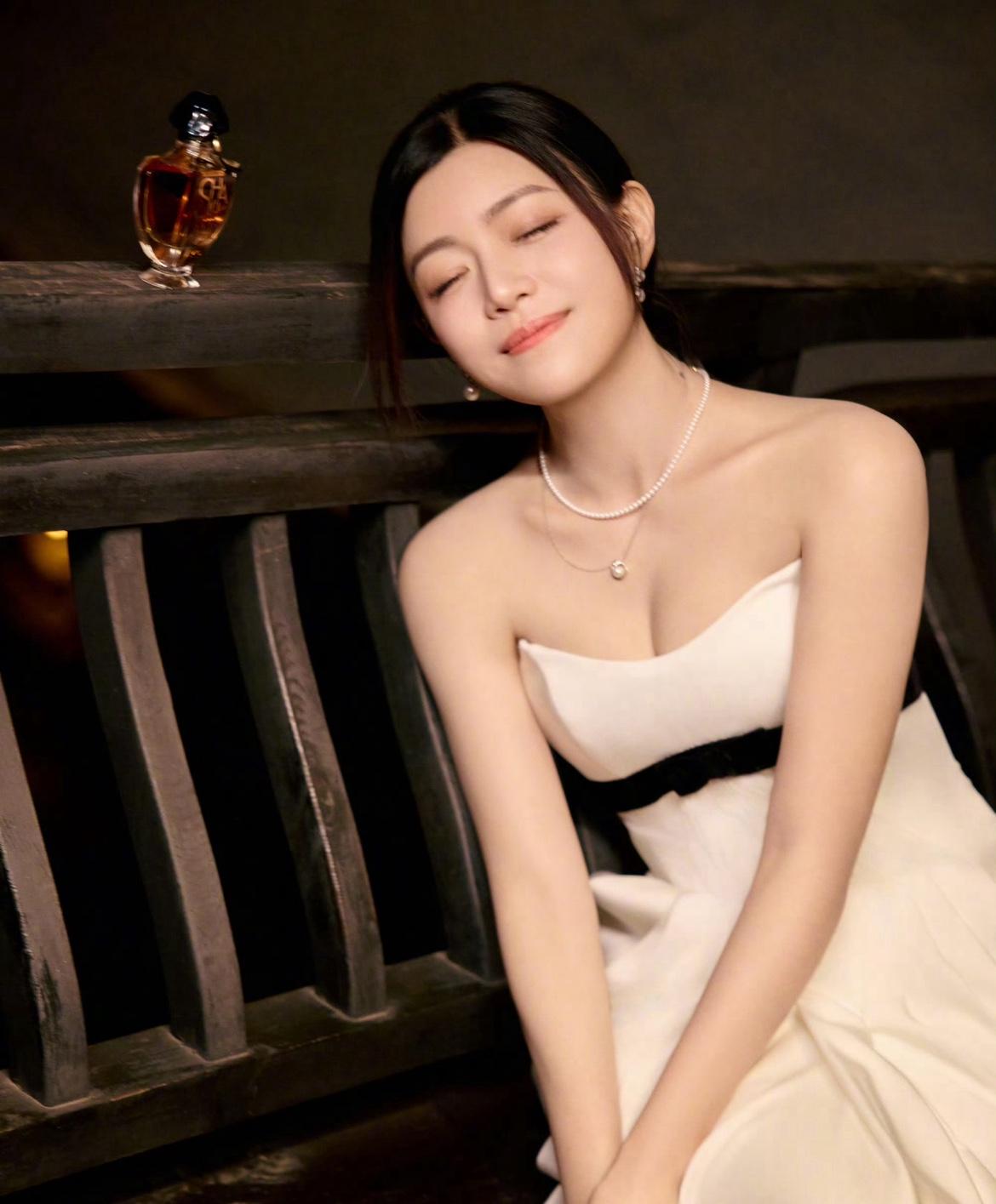 陈妍希聊起当妈后的变化，

一句话让人心疼又敬佩，

妊娠纹是妈妈的勋章！

她