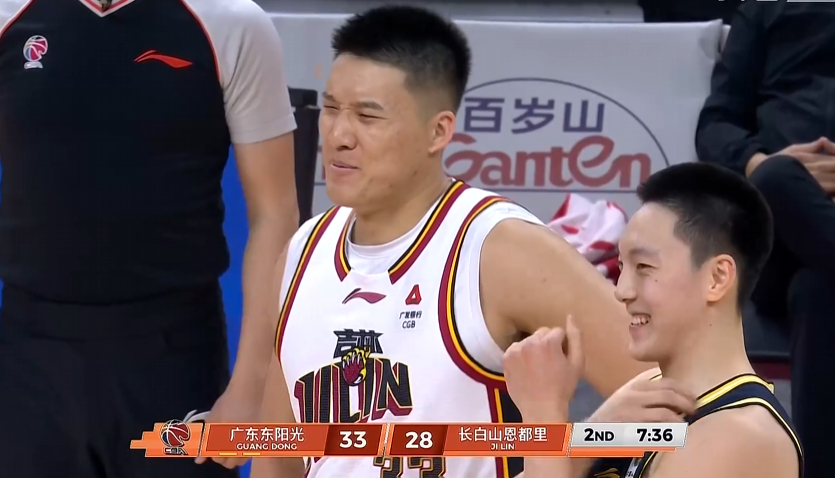 杜润旺这个防守我也是服气，转换进攻，纠结啥盯人，你在篮下把位置站好就行了。你管他