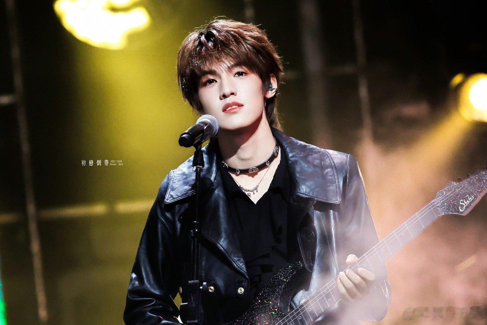 张泽禹张极双人舞台暗香张泽禹张极双主唱的权威 谁能拒绝张泽禹张极的《暗香》啊！双