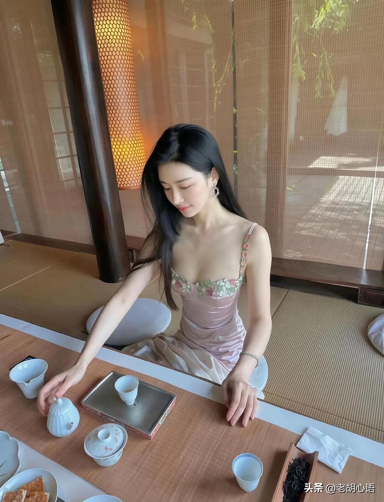 美女在茶室享受下午茶时光。
