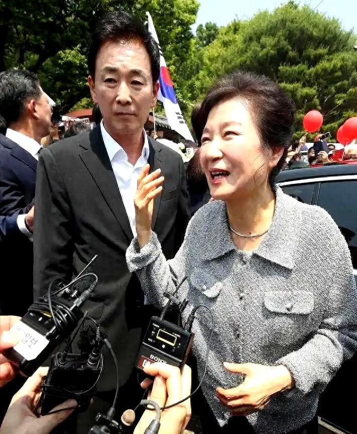 投票已经截止，李在明胜利了，朴槿惠的选择是错误的。
 
韩国这场突然到来的总统大