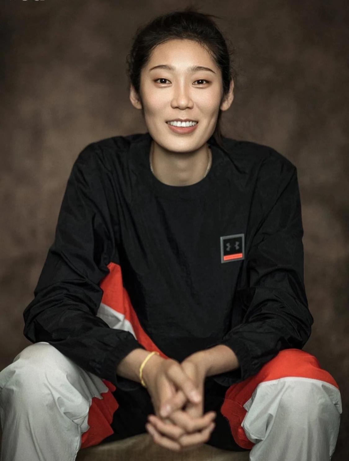 朱婷国家队2号球衣易主后，河南女排反手就把她的4号战袍改成2号！这波操作直接让网