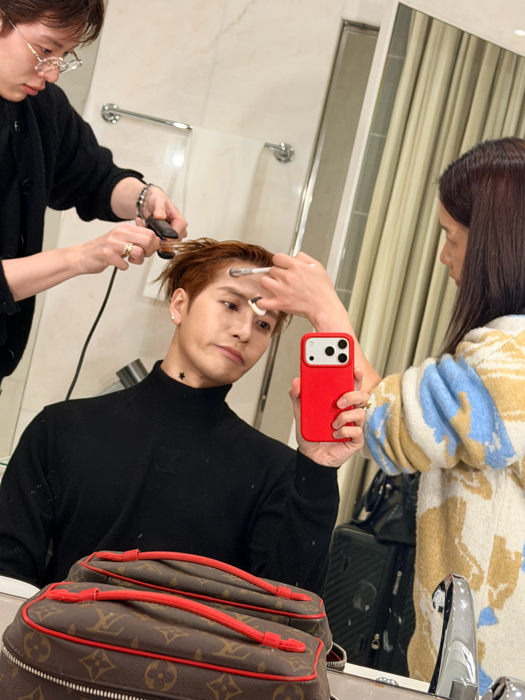 王嘉尔王嘉尔2026有太多事要公布了是不是要有新歌了王嘉尔剃胡子前vs剃胡子后