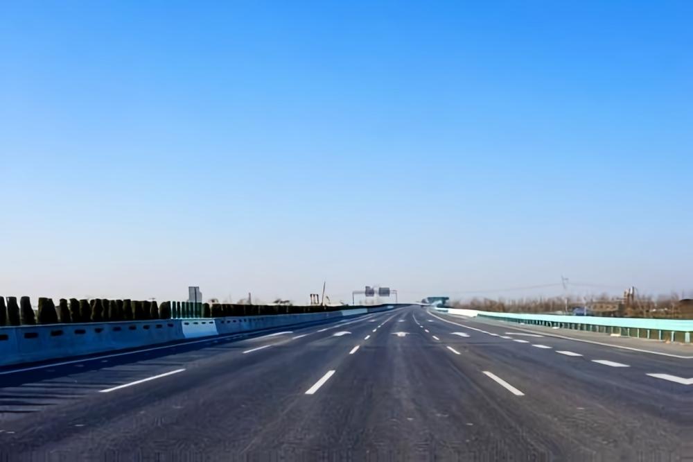 想象一下，一条每天穿梭着无数货车、私家车的南北交通“大动脉”，突然要动大手术改扩