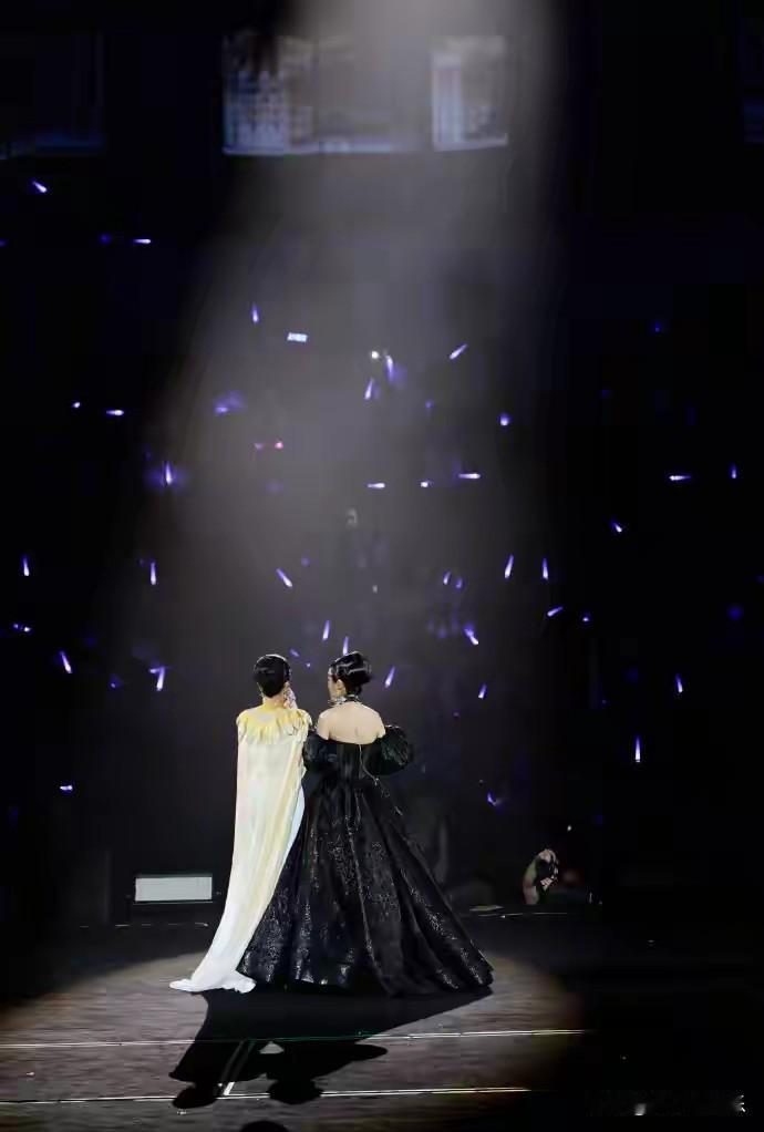 近日，一组72岁赵雅芝与70岁米雪的合影照片在网络上迅速传播，瞬间炸开了锅，引发