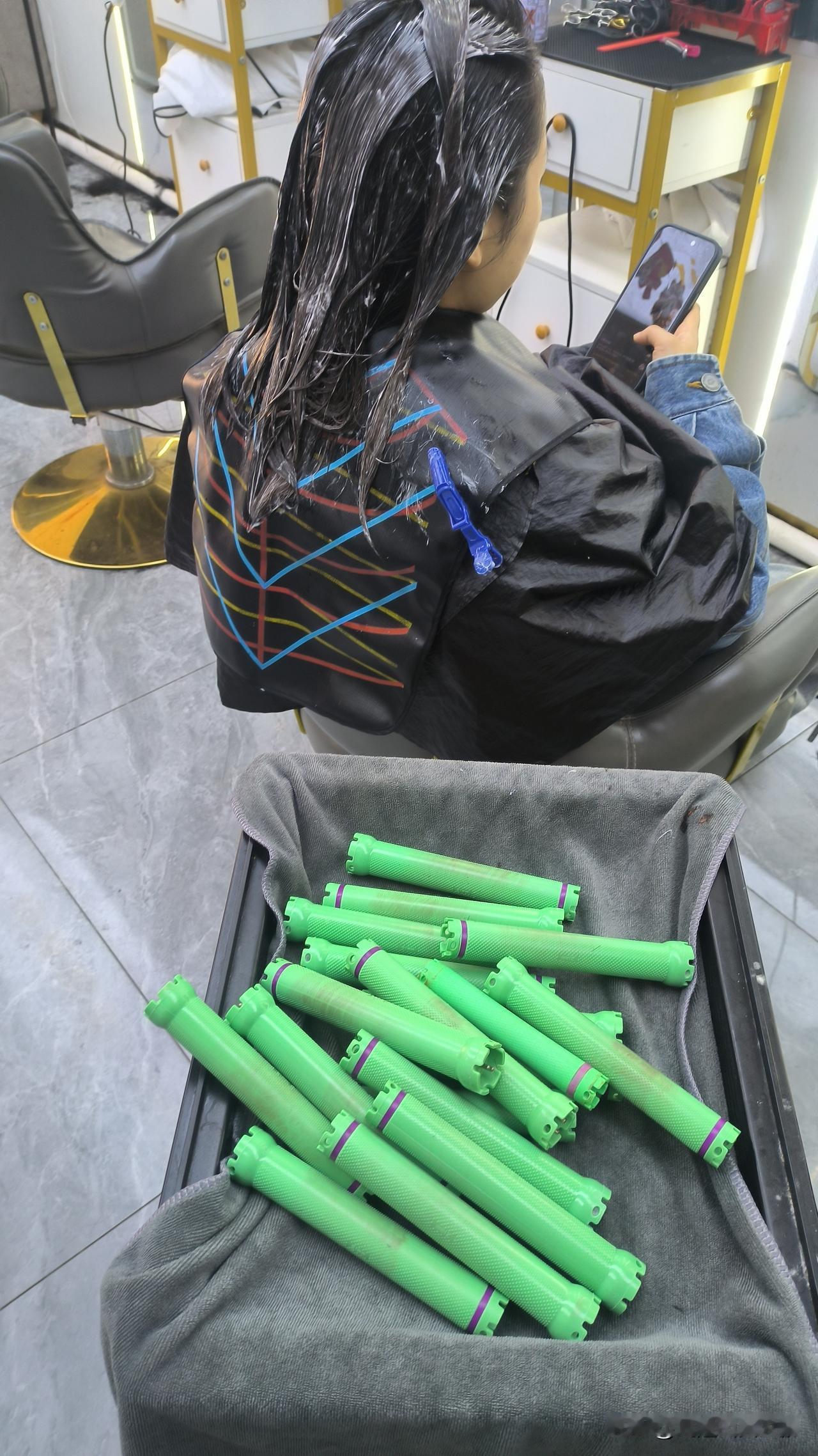 一个发型师能不能出去开店？
不看技术，看这5件事，我给你用最直白、最现实的话讲清