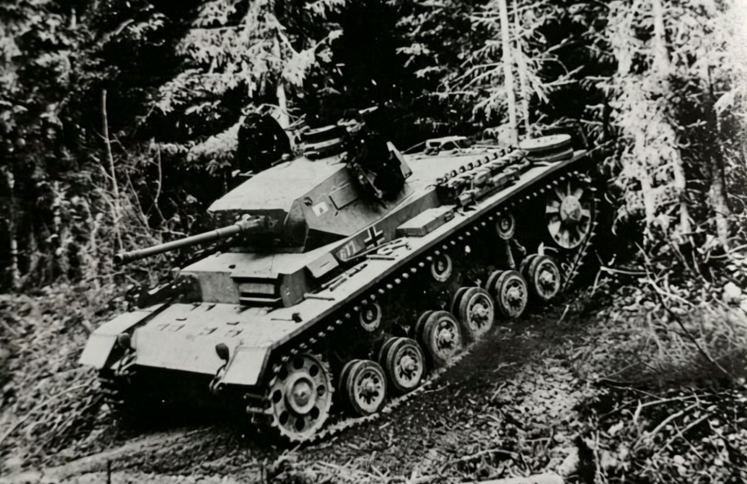 飞扬军事  1940年5月10日，德军装甲部队绕过马奇诺防线，向法国发起进攻烽火