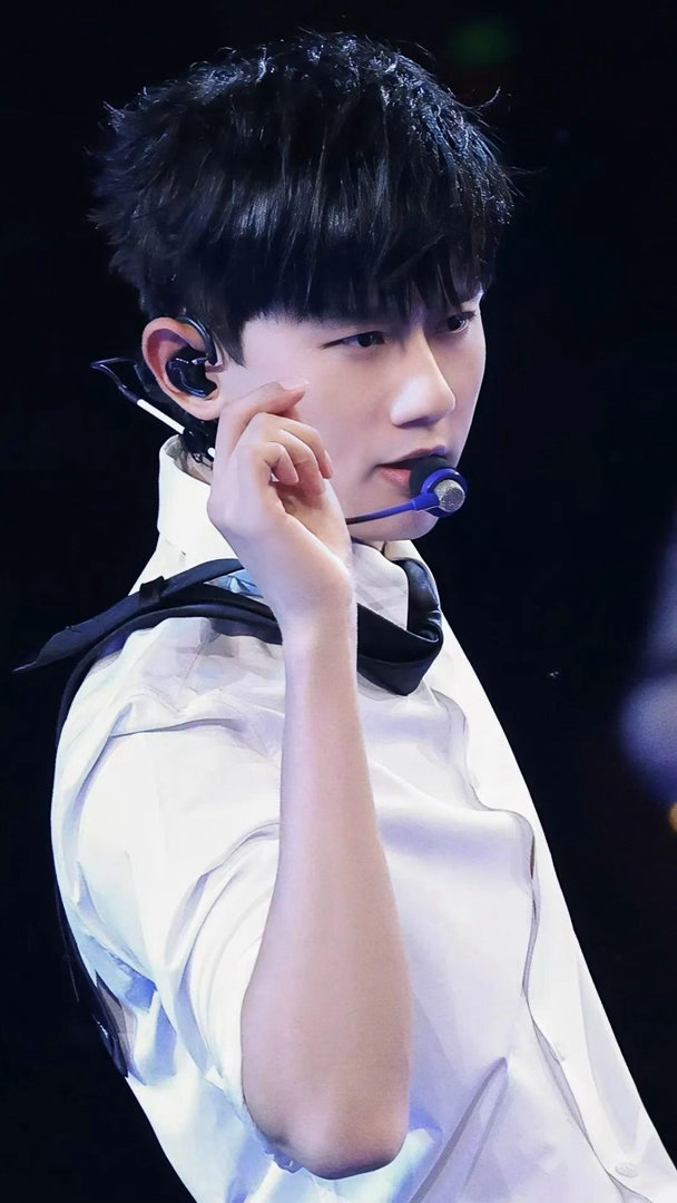 张杰工作室文案   作为一个从《穿越人海》时期就开始听的老粉，看到工作室被骂真的