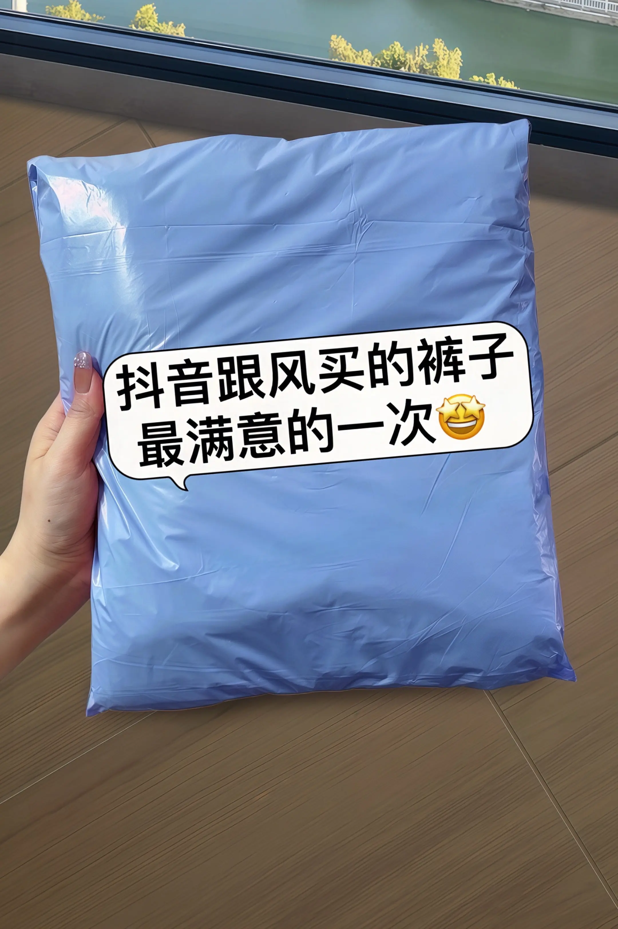 夏日氛围感拉满的宝藏神裤！高腰剪裁精准卡住腰线，收腹提臀一步到位，轻松...