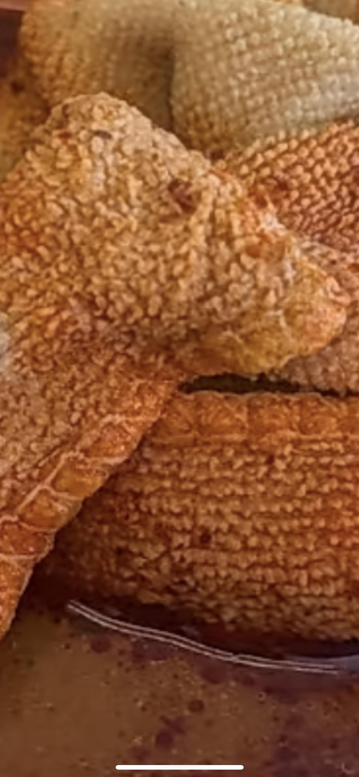 10月28日上海，顾客称麻辣烫外卖里吃出整块抹布，“以为是毛肚，看见线头才反应过