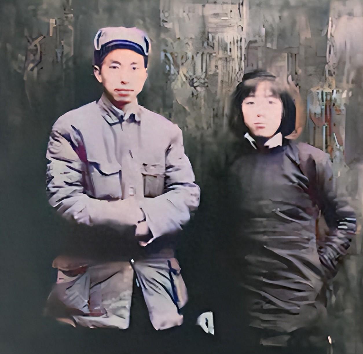 华国锋的妻子韩芝俊有多美？这是他们新婚留影，天生丽质气度不凡。1949年，华国锋