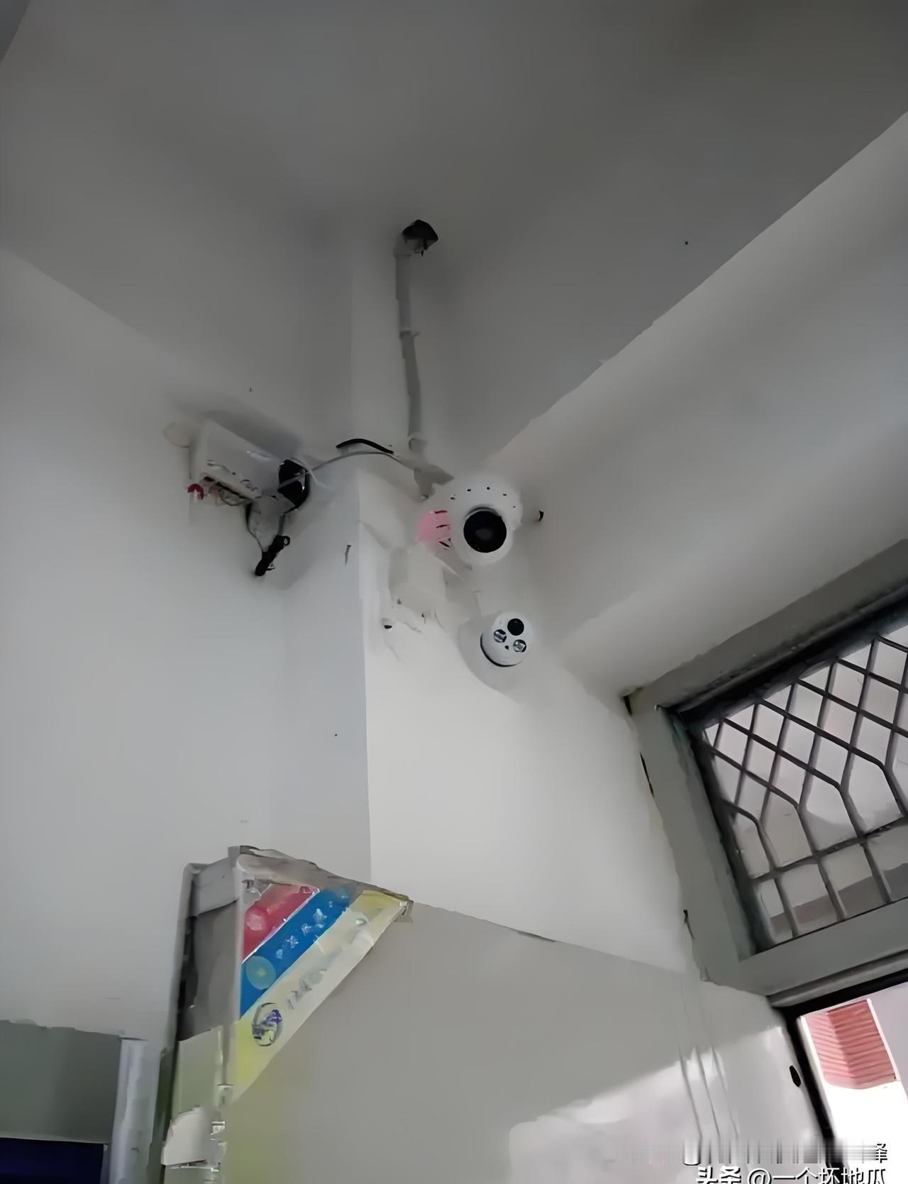 我们年级有个班主任，自己掏钱在教室安装了两个监控摄像头。

教室装监控，效果贼好