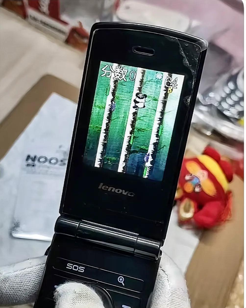 你们玩过这个游戏吗？

小时候拿爸妈的手机一直没玩明白，那个虫子不是得躲开的吗？