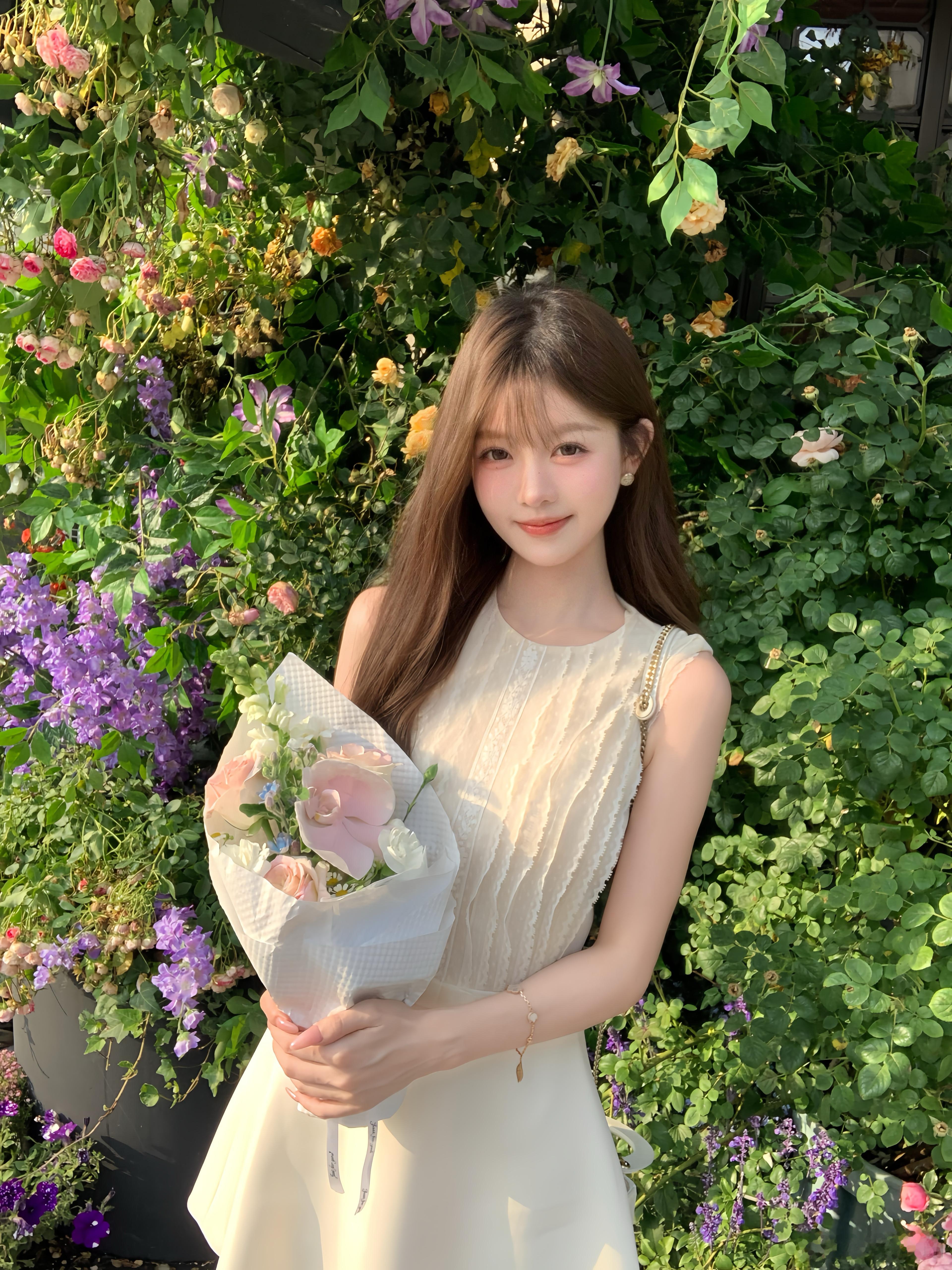 💐鲜花盛开的街角～来拍照了﻿ ﻿今天穿什么甜妹夏日穿搭ootd