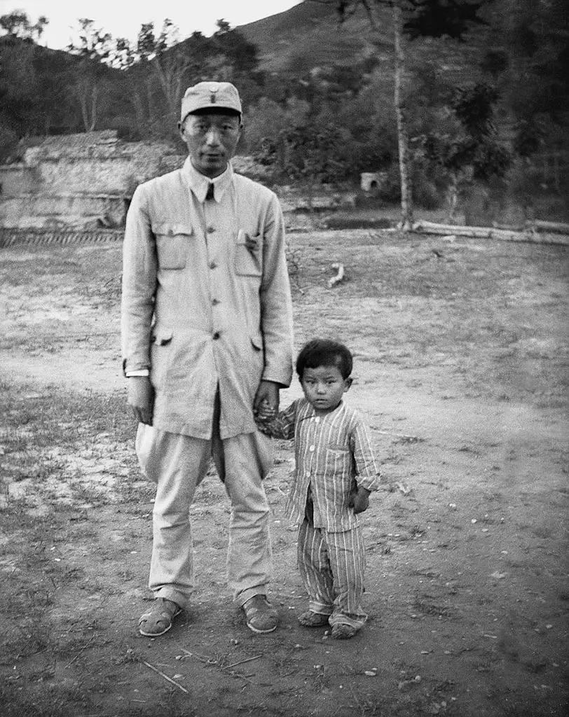 1940年，聂荣臻将军和日本小姑娘。