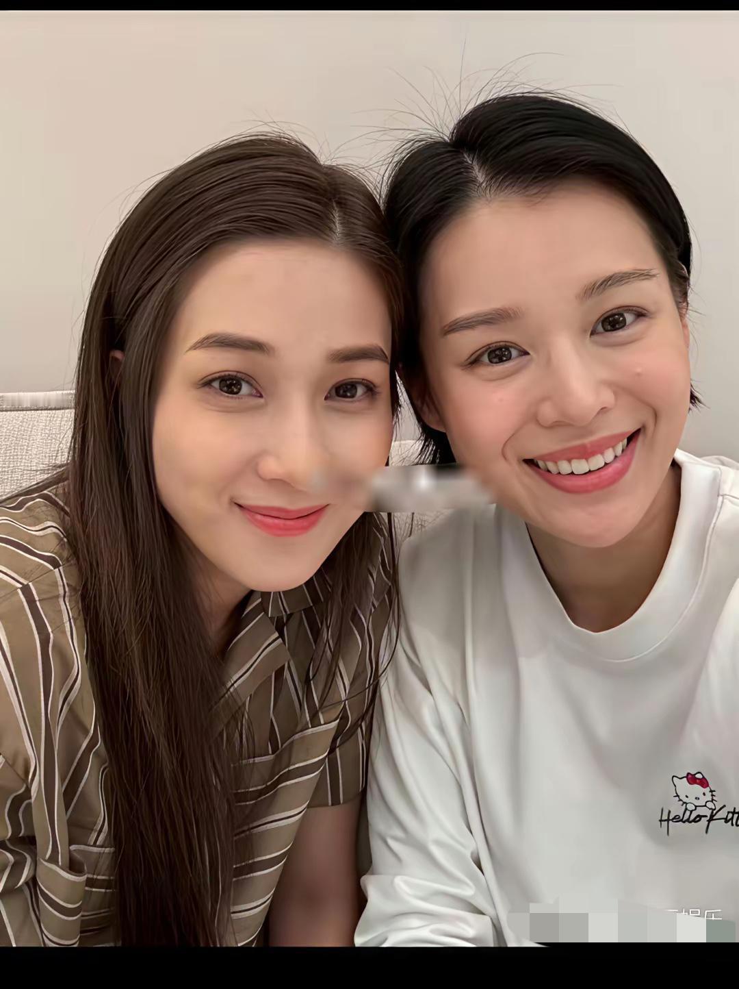 胡杏儿我认识，旁边女士是谁？