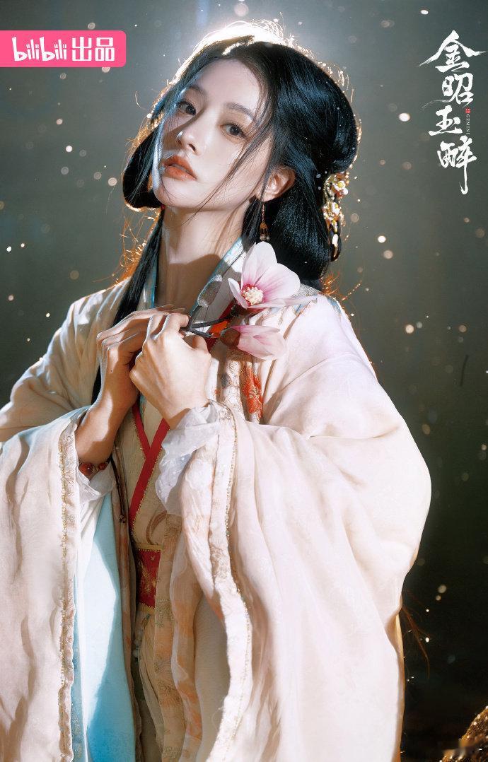 夏弃疾拍的朱丽岚美成这样 我都想疯狂为夏弃疾打call了，简直将朱丽岚的那种气质