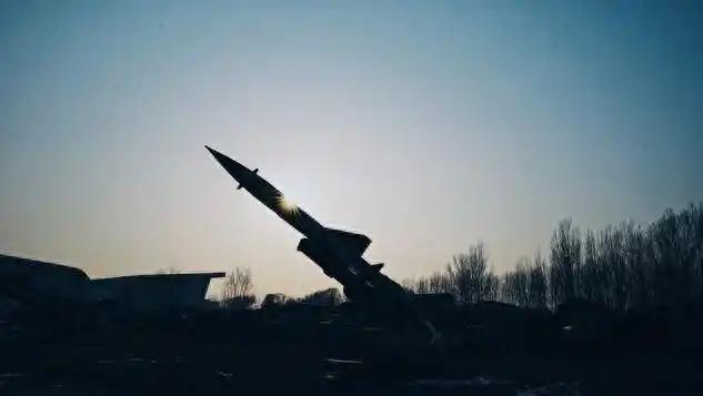 当地时间5月30日， 乌克兰总统 泽连斯基在基辅的总统府里，宣布了一条让整个 俄