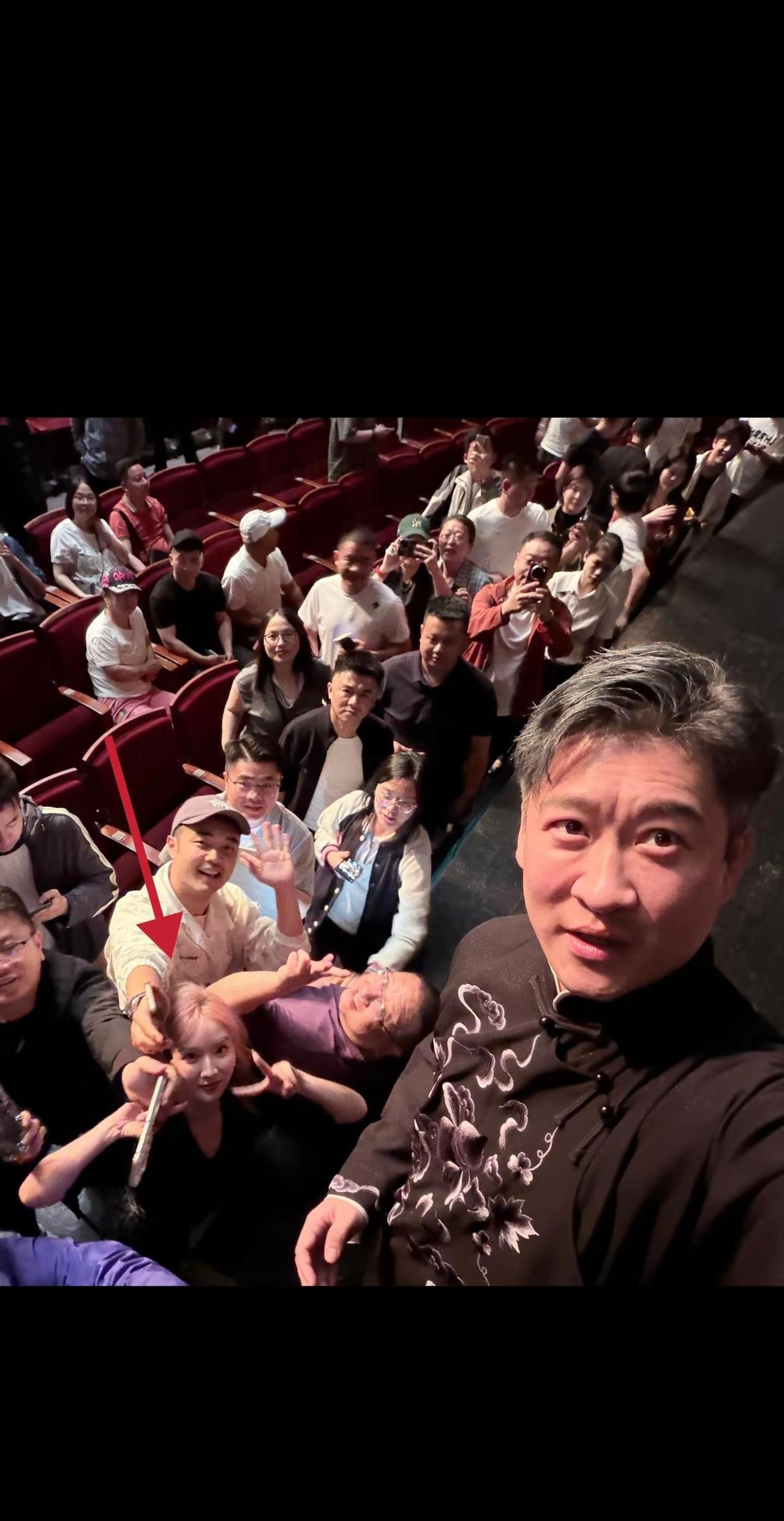金子拿了我的手机和我合影，但是那个戴帽子的男士，你挡住了我的光，你看把一个美女拍