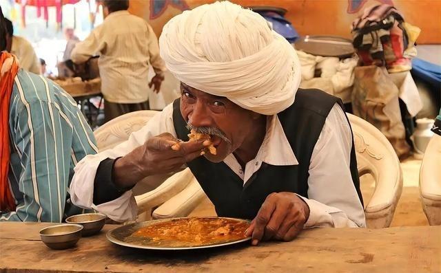 中印两国都顶着 14 亿人口的盘子，粮食账却算出了截然不同的结果：中国年产 7 