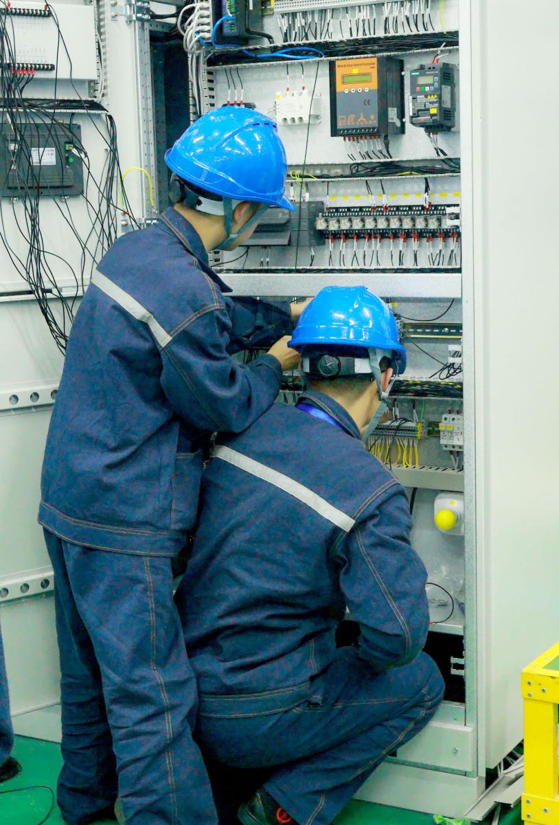 在电力行业工资收入究竟算高。还是不高，应当以它的工作难度，要承担的责任和工作中人