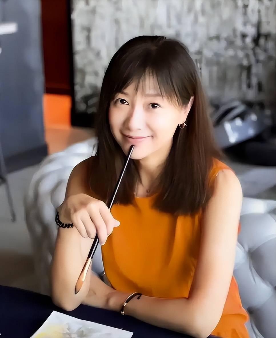 当初王珞丹拍剧版杜拉拉升职记，记者问她，

“你觉得你这版，和徐静蕾的电影版有什