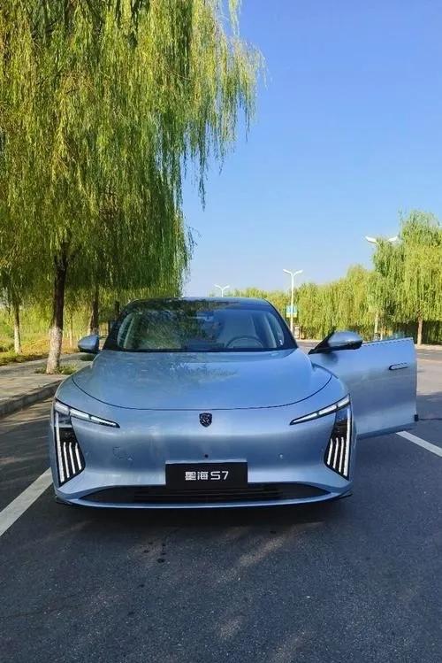 1、超低风阻与潮酷设计。星海S7有全球量产车最低风阻，仅为0.191Cd。外观时