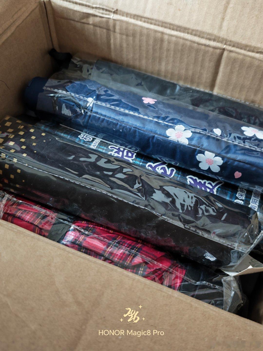 家里三口人有57把雨伞还别说，我家都能开小卖铺卖伞了上次我说我伞丢了，我奶奶从房