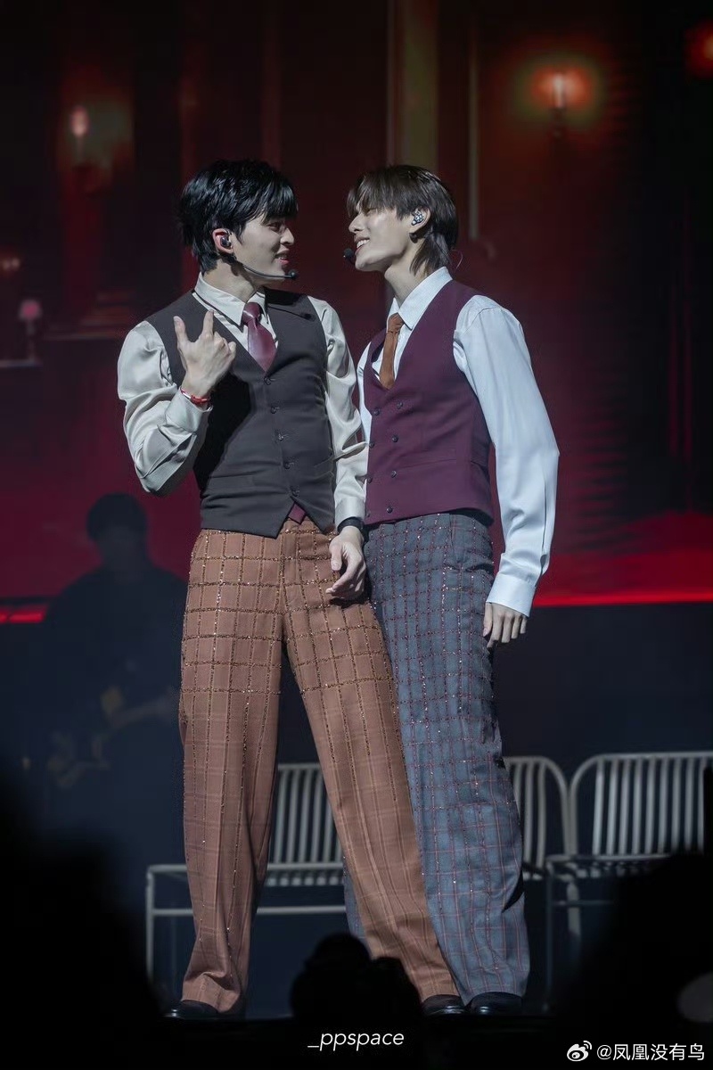 国外的空气有椿💊吧贴这么紧是这么个事啊？下半身安全距离去哪了？我真的会造谣你们