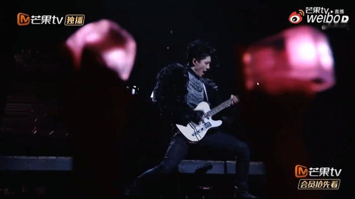 #雅不愧是舞台魅魔# 能超越舞台的只有雅本人，这次巅峰挑战赛加入新的编曲，吉他+