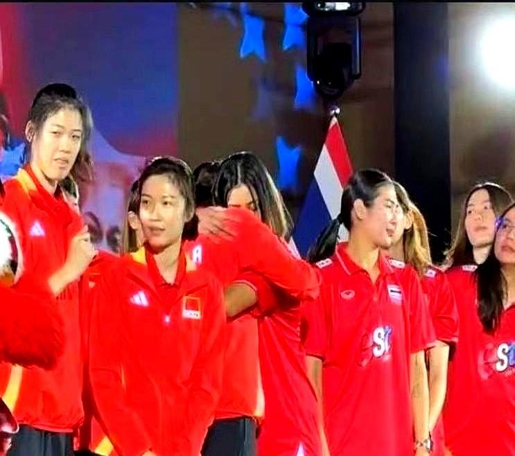 龚翔宇用一口泰语把泰国队长阿耶查拉蓬逗得直拍大腿，这段视频在24小时内播放量飙到