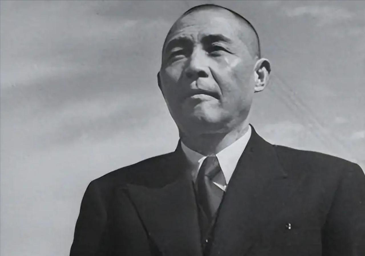1927年的一天，街头上的钱大钧突然停下脚步。

身边卫兵还没有意识到发生了什么