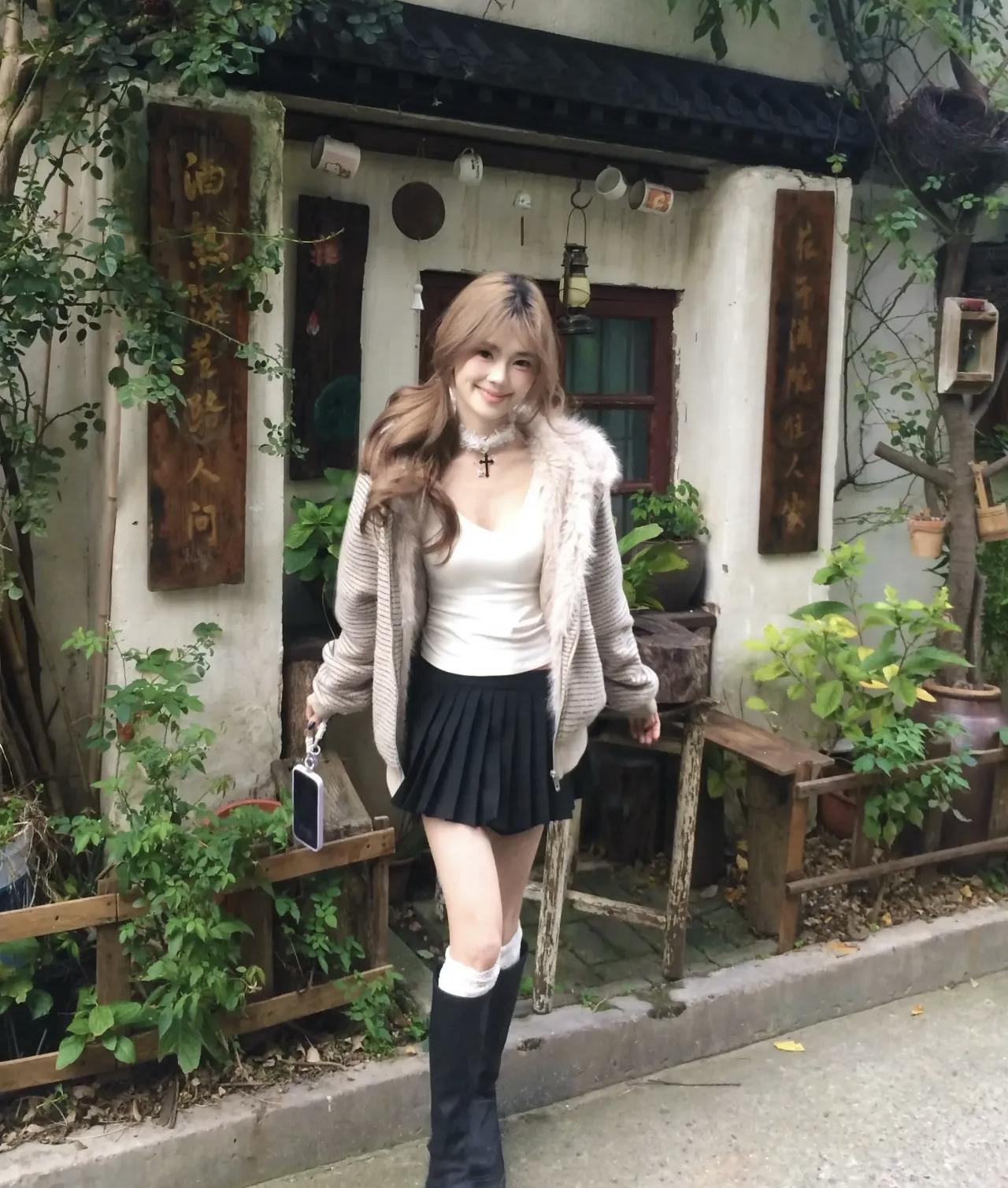 日落人归处，花香满径深。