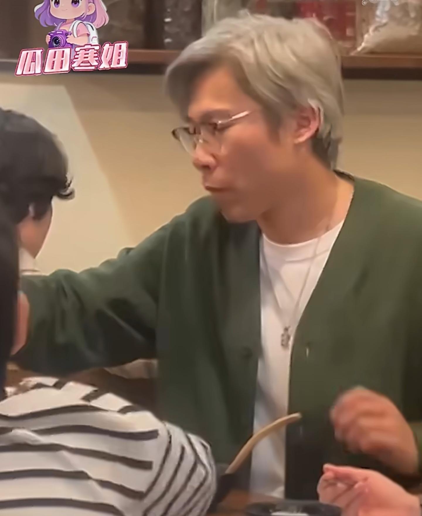 疑似李乃文一家三口同框这也不是李乃文啊(⊙o⊙)认错人了吧 ​​​