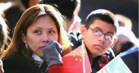 一位美国华人表示，华人精英移民到美国之后，不出两代，基本上都成为普通人，为什么会