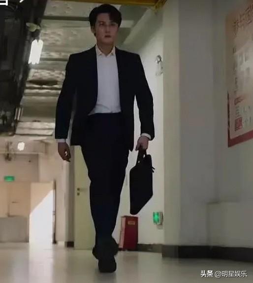 谁家男主仰拍还这么矮…
导演你看看这是什么拍摄手法啊…