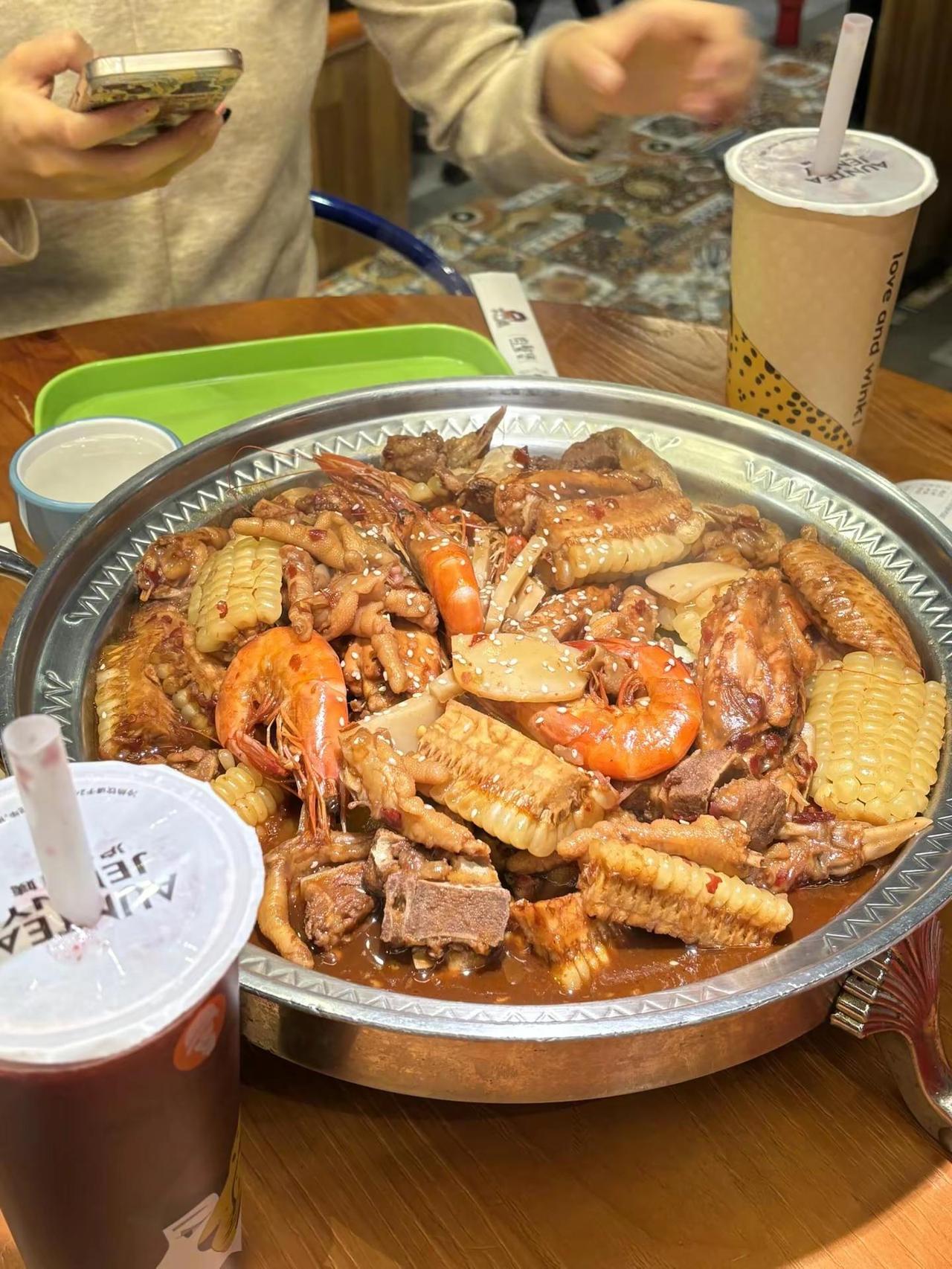 太格茂这家肉蟹煲也太划算啦。家人们！太格茂这家肉蟹煲也太划算啦💥大口妹肉蟹煲直