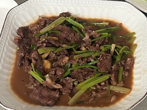 昨晚吃完饭米米吃饭的桌子(学习桌)那边我看见了有几粒米饭我有点着急问了句：你是二