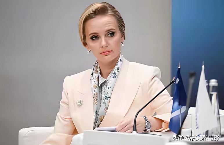 普京大女儿罕见亮相，气场全开。

说真的，普京这俩女儿一直藏得很深，外界拍到的照