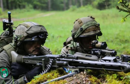 万万没想到，第一个向俄罗斯“开重炮”的国家。
 
不是美国，也不是日本。
 
而