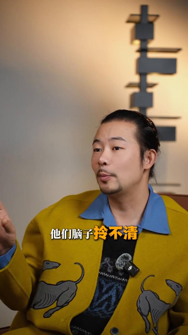 一个家的正确序位，夫妻关系永远排第一。
如果一个男人把父母的需求无限放大，然后对