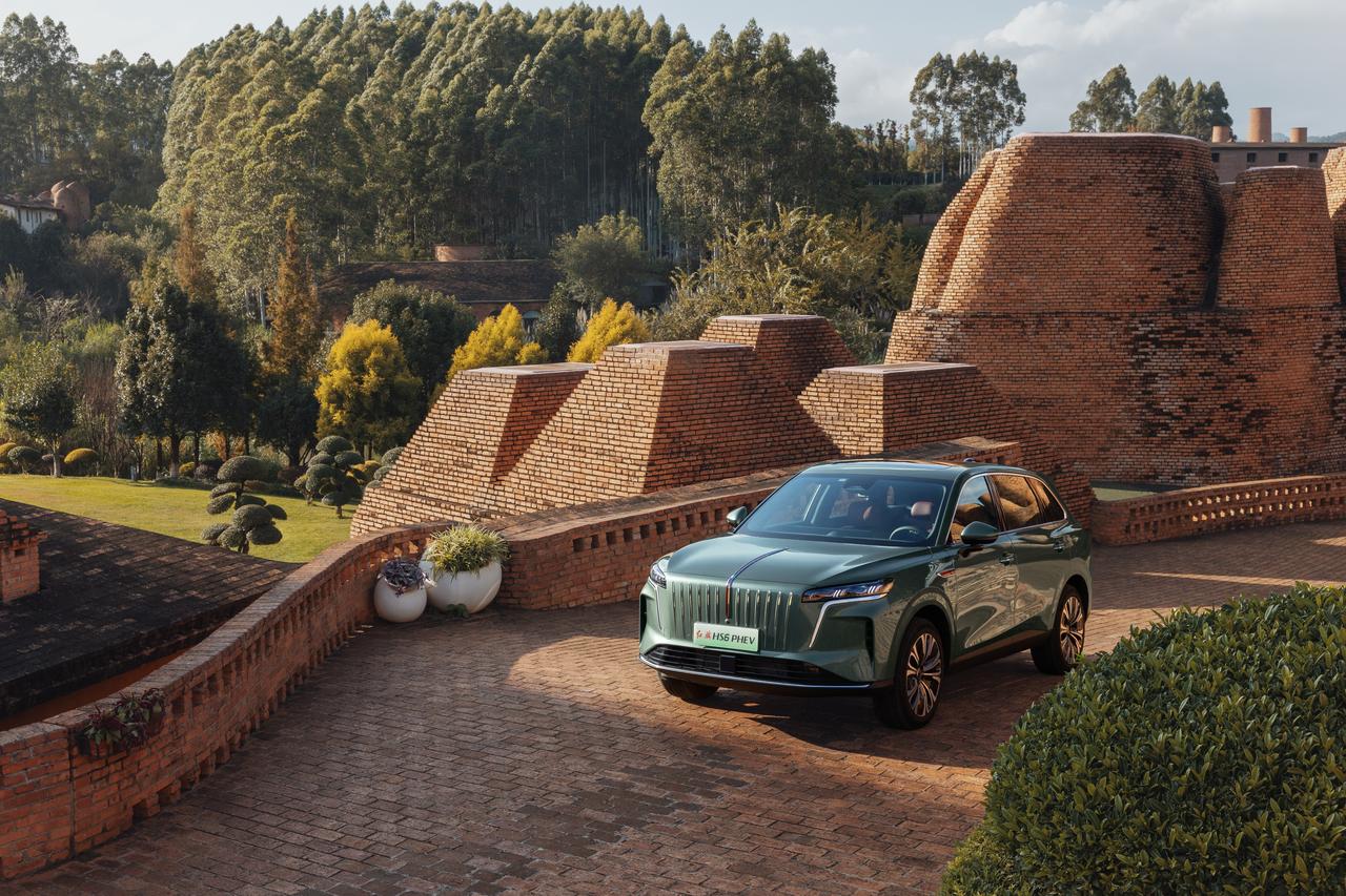 12月16日，红旗HS6 PHEV正式上市。新车推出145智混版、240智混版和