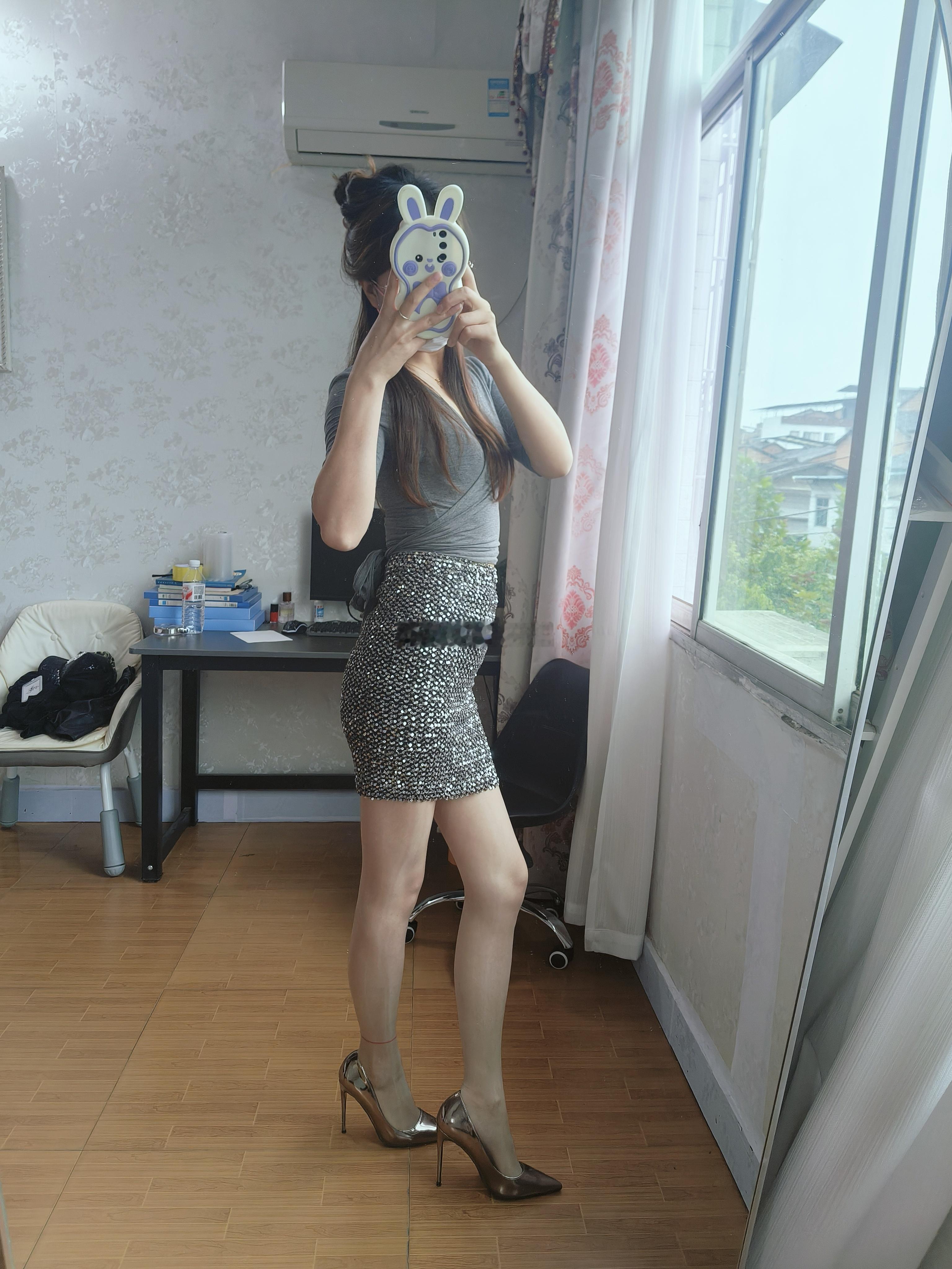 简约灰色系穿搭，优雅随性。 