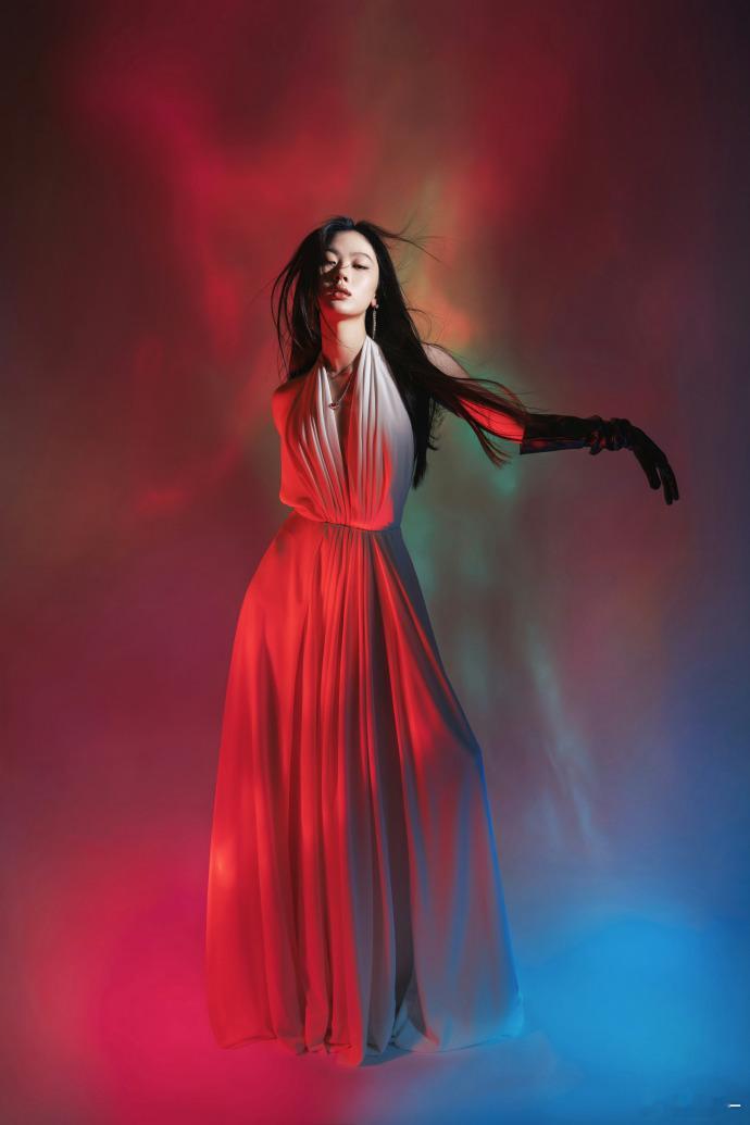 单依纯还你茉莉舞台 单依纯在 2026 网络视听盛典献唱《还你茉莉》，一开口便惊