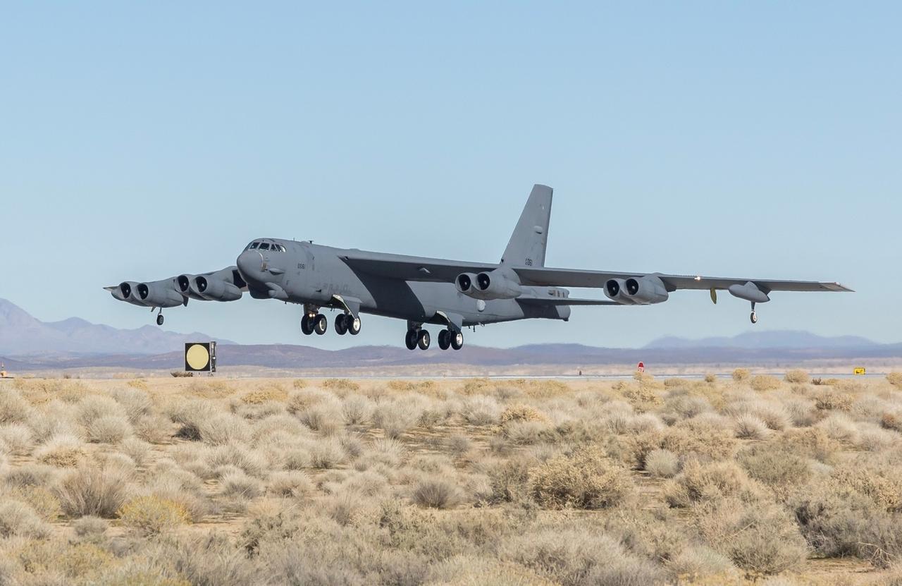 新装备！
美国首架安装新型APQ - 188雷达的B - 52H战略轰炸机飞抵爱